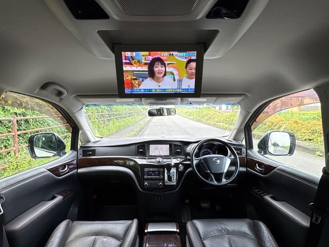 2010 Nissan Elgrand – thumbnail 3