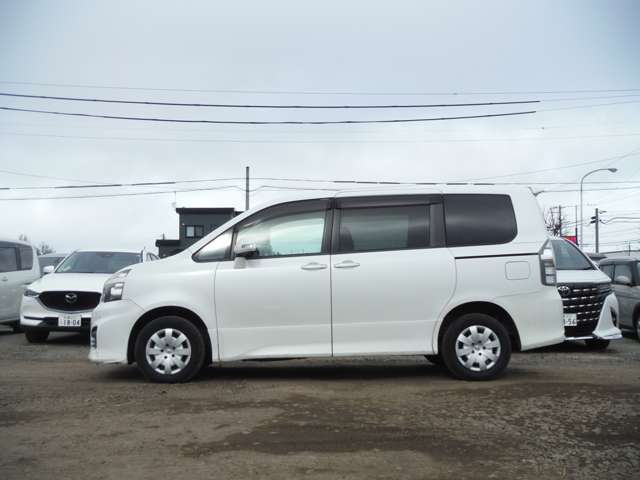 2010 Toyota Voxy – thumbnail 4