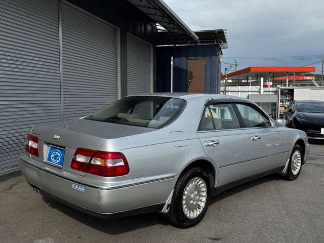 1997 Nissan Cima – thumbnail 4