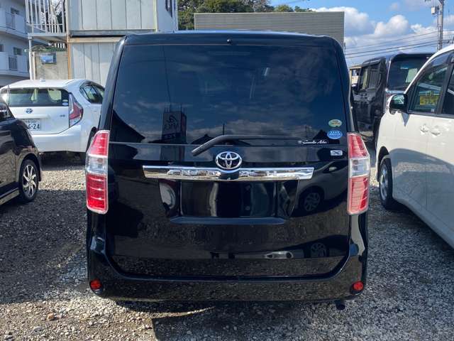 2009 Toyota Noah – thumbnail 4