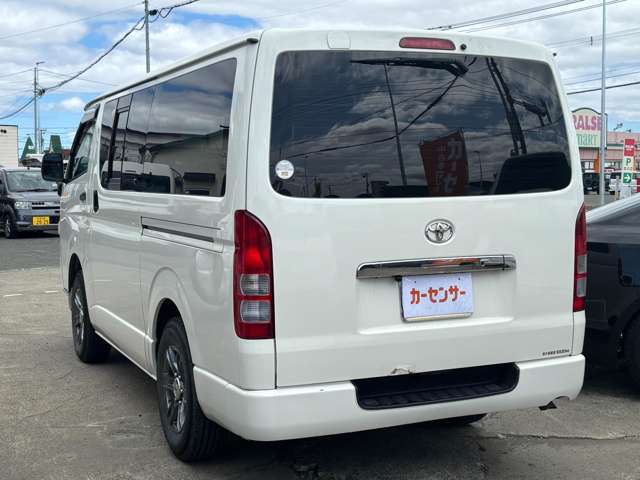 2010 Toyota Hiace – thumbnail 2
