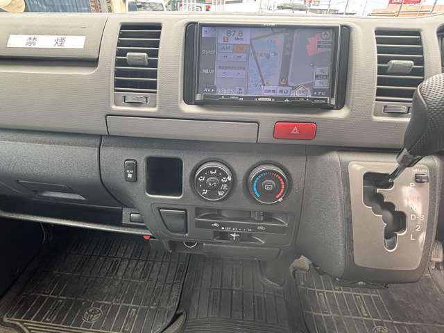 2010 Toyota Hiace – thumbnail 3