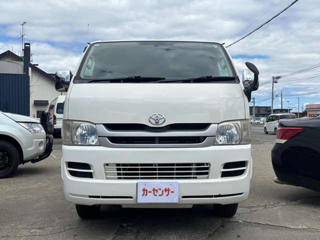 2010 Toyota Hiace – thumbnail 4
