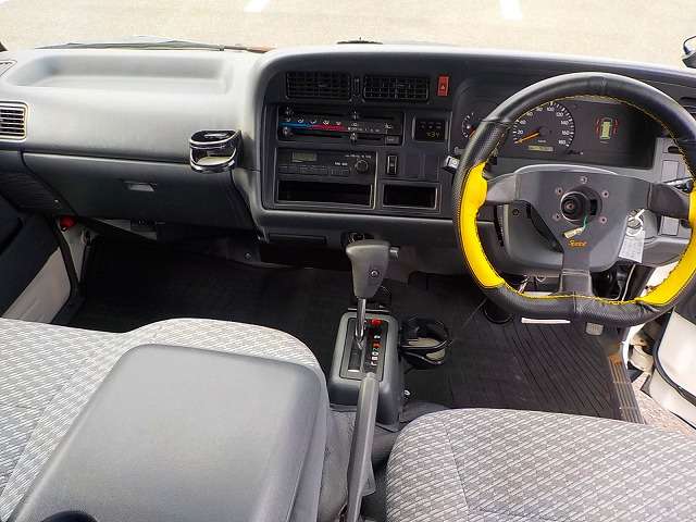 2004 Toyota Hiace – thumbnail 2