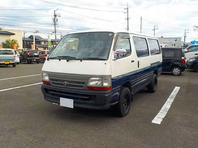2004 Toyota Hiace – thumbnail 3
