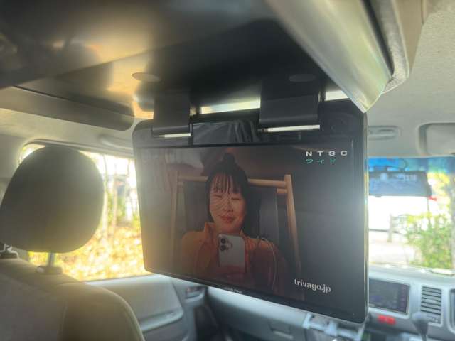 2010 Toyota Hiace – thumbnail 3