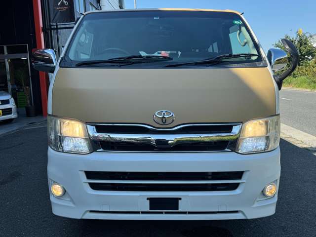 2010 Toyota Hiace – thumbnail 4