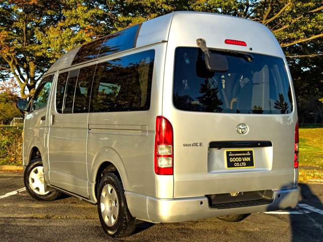 2007 Toyota Hiace – thumbnail 2