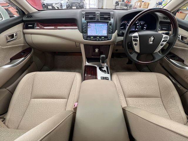 2011 Toyota Crown Royal – thumbnail 3
