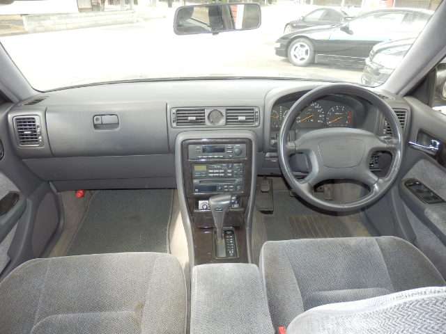 1994 Nissan Gloria – thumbnail 4