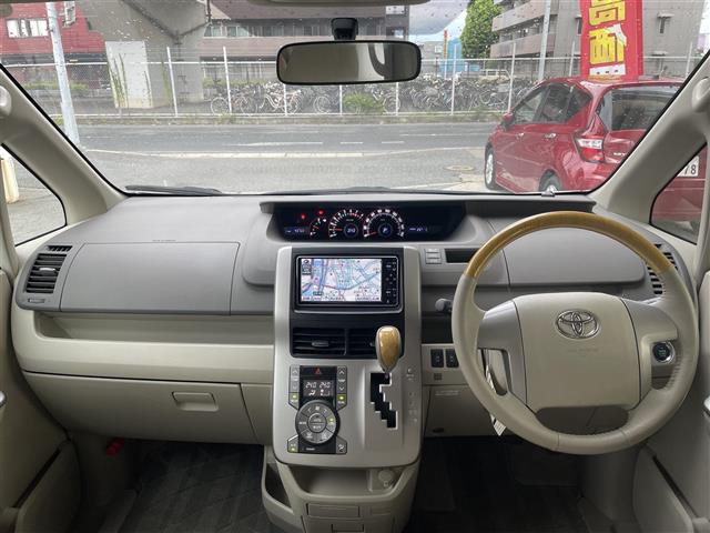 2009 Toyota Noah – thumbnail 4
