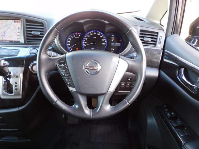 2010 Nissan Elgrand – thumbnail 3