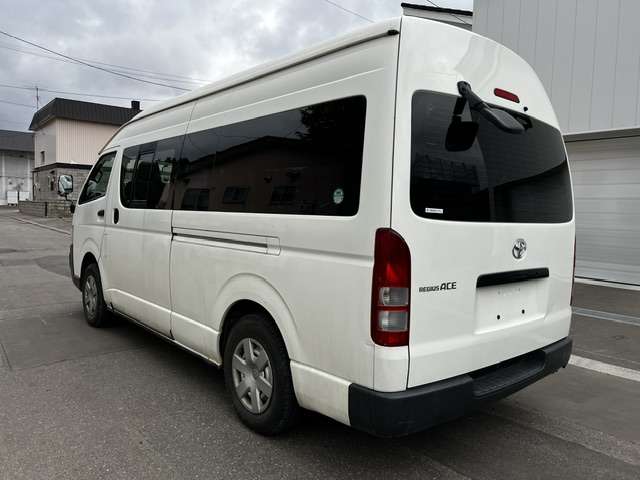 2007 Toyota Hiace – thumbnail 4