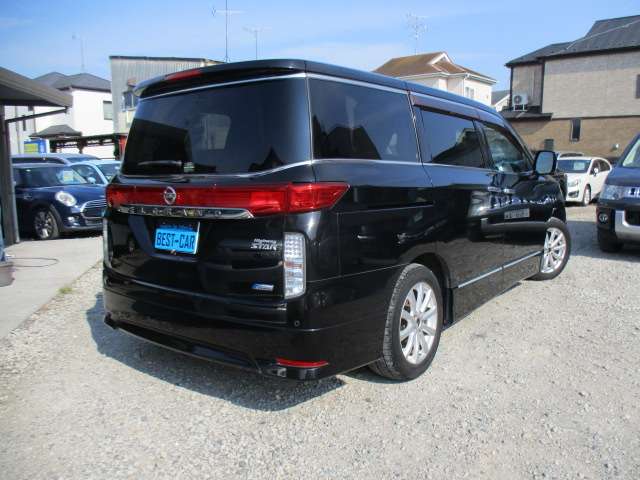 2010 Nissan Elgrand – thumbnail 2