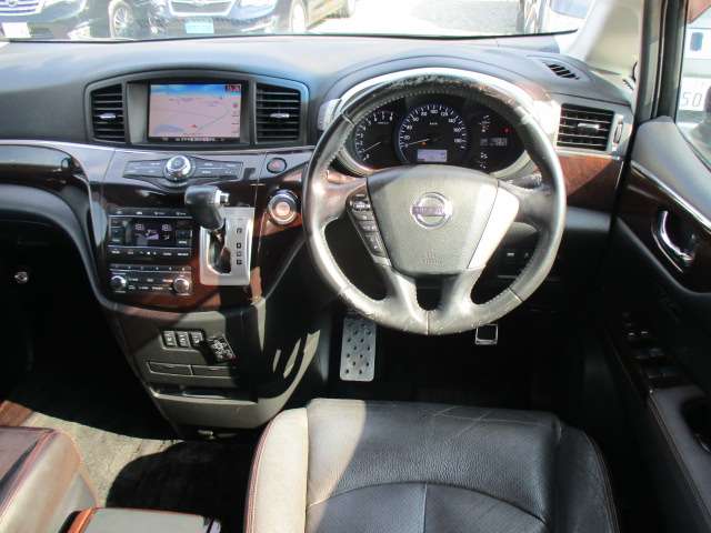 2010 Nissan Elgrand – thumbnail 3