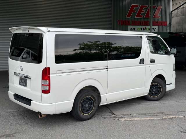 2010 Toyota Hiace – thumbnail 3