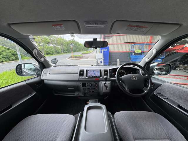 2010 Toyota Hiace – thumbnail 2
