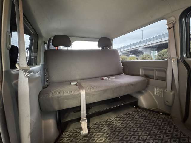 2010 Toyota Hiace – thumbnail 3