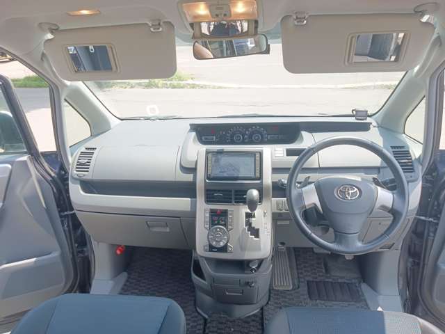 2007 Toyota Voxy – thumbnail 4