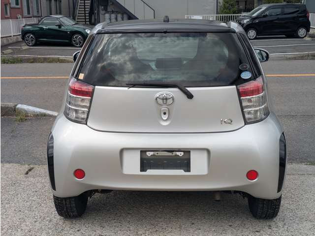 2010 Toyota iQ – thumbnail 3