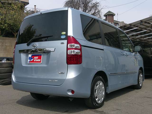 2010 Toyota Noah – thumbnail 2