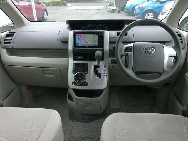 2010 Toyota Noah – thumbnail 3