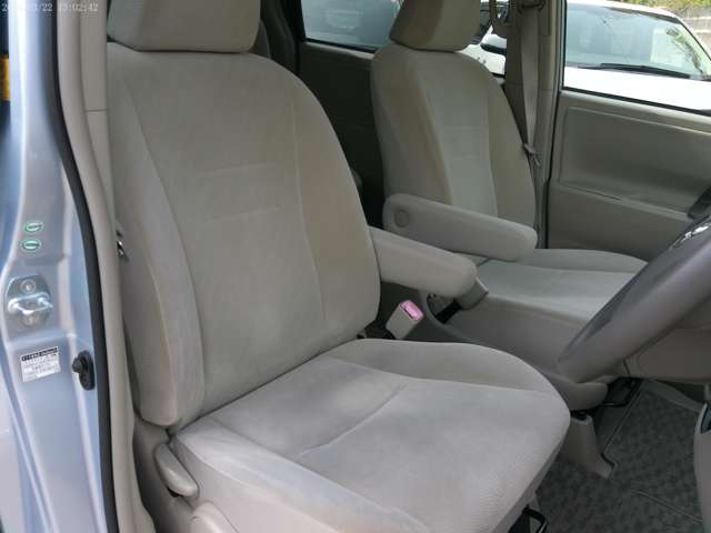2010 Toyota Noah – thumbnail 4