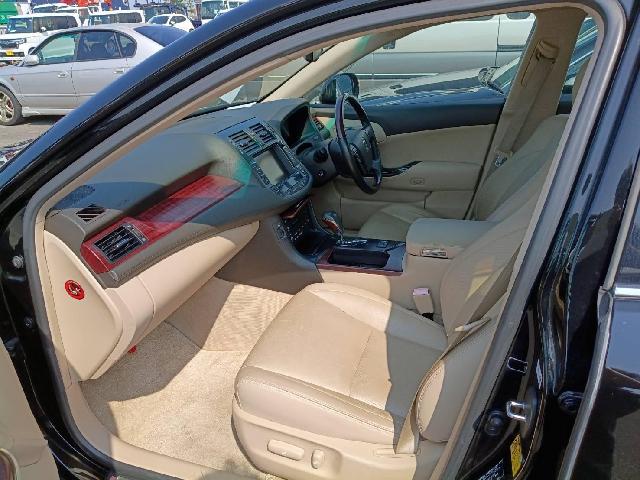 2009 Toyota Crown Royal – thumbnail 3