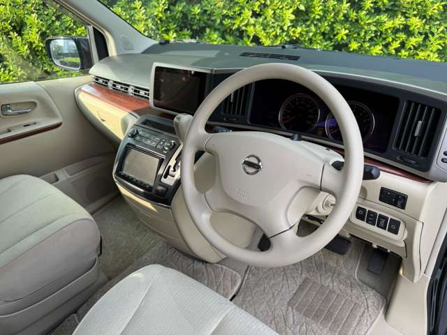 2005 Nissan Elgrand – thumbnail 3