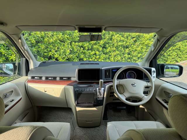 2005 Nissan Elgrand – thumbnail 4