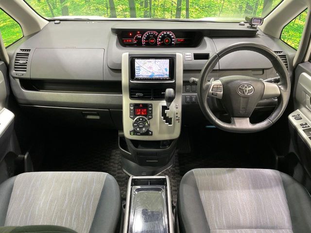 2010 Toyota Voxy – thumbnail 4