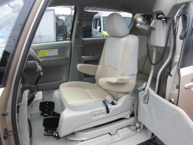 2009 Toyota Porte – thumbnail 3