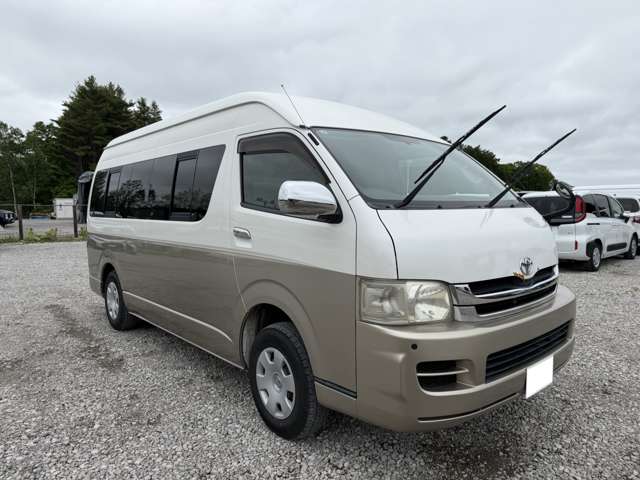 2010 Toyota Hiace – thumbnail 2