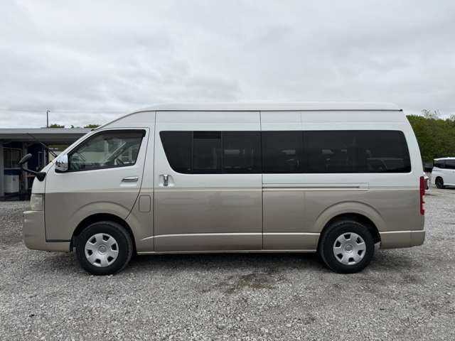 2010 Toyota Hiace – thumbnail 4