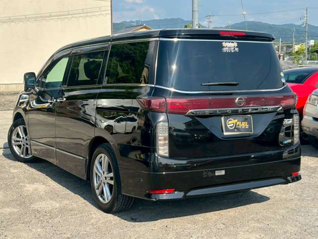 2010 Nissan Elgrand – thumbnail 2