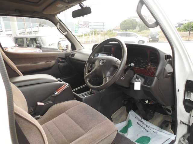 2003 Toyota Hiace – thumbnail 2