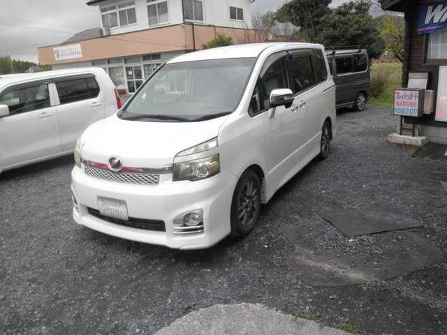 2010 Toyota Voxy – thumbnail 2