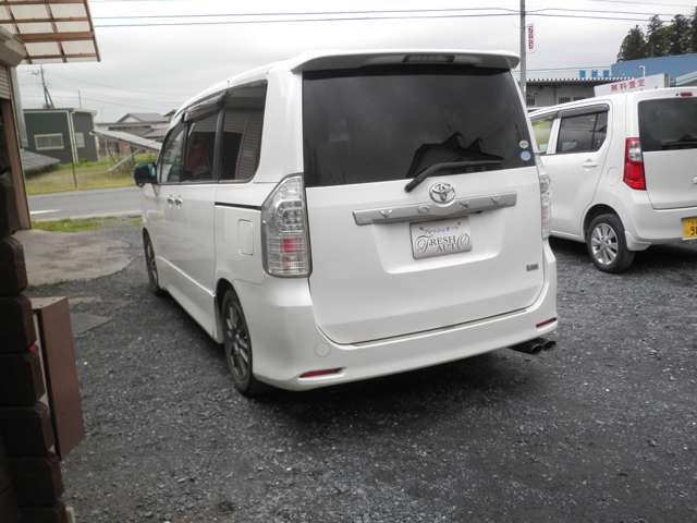 2010 Toyota Voxy – thumbnail 4