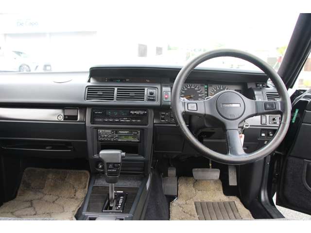 1991 Nissan Gloria – thumbnail 4