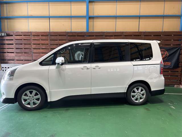 2009 Toyota Noah – thumbnail 4