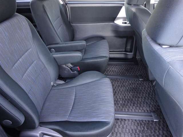 2010 Toyota Voxy – thumbnail 2