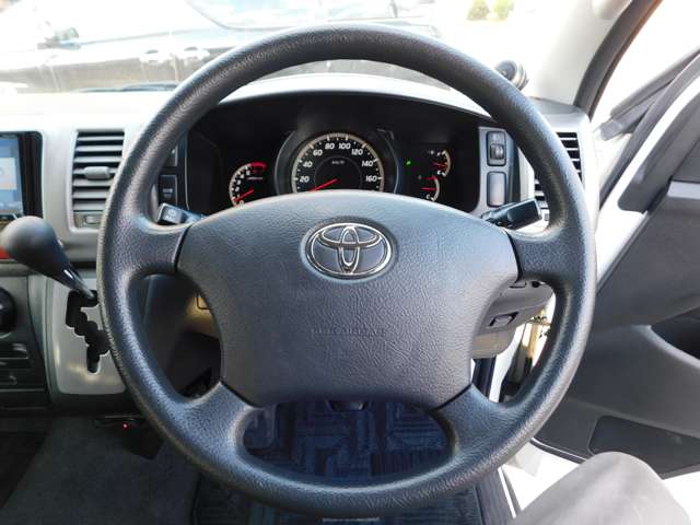 2009 Toyota Hiace – thumbnail 3