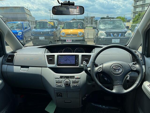 2005 Toyota Voxy – thumbnail 3