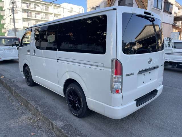 2010 Toyota Hiace – thumbnail 4