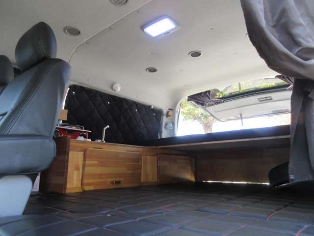2009 Toyota Hiace – thumbnail 3