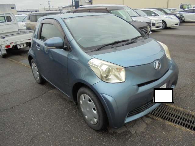 2009 Toyota iQ – thumbnail 2