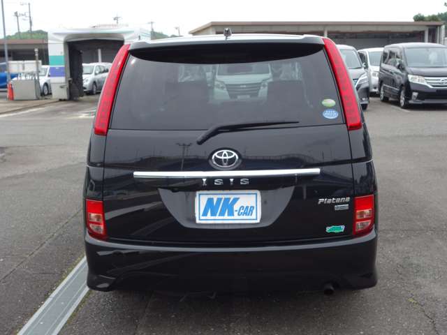 2010 Toyota Isis – thumbnail 3