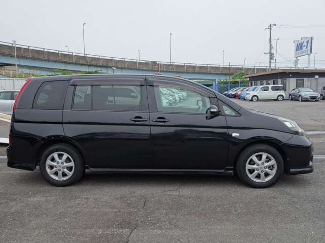 2010 Toyota Isis – thumbnail 4