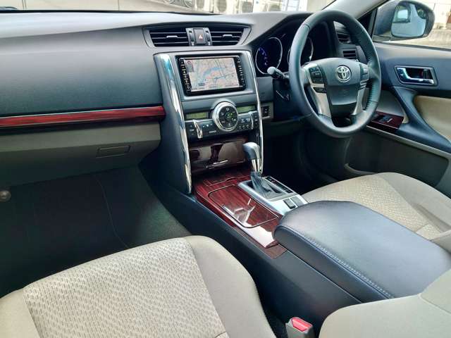 2010 Toyota Mark X – thumbnail 2