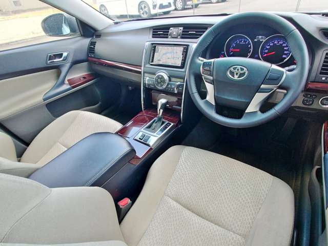 2010 Toyota Mark X – thumbnail 4